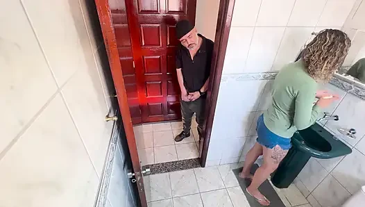 Bir akrabası banyoda üvey yeğenine sürtünerek boşalıyor.