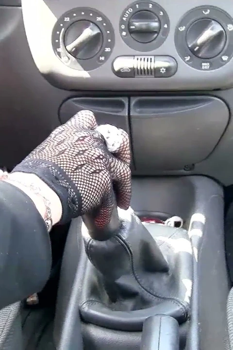 Metal topuklu siyah pompalarda vardiya çubuğunun şehvetli muamelesi