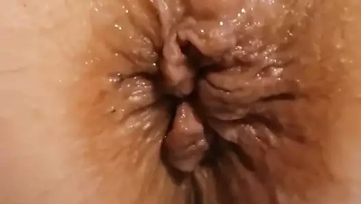 Titreyen anüs ile büyük kedi dudakları