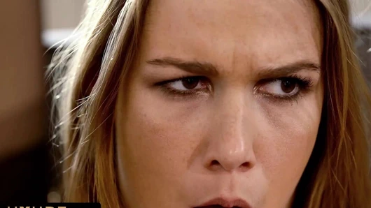 Evli kadın paylaşıyor ve çifte penetrasyon