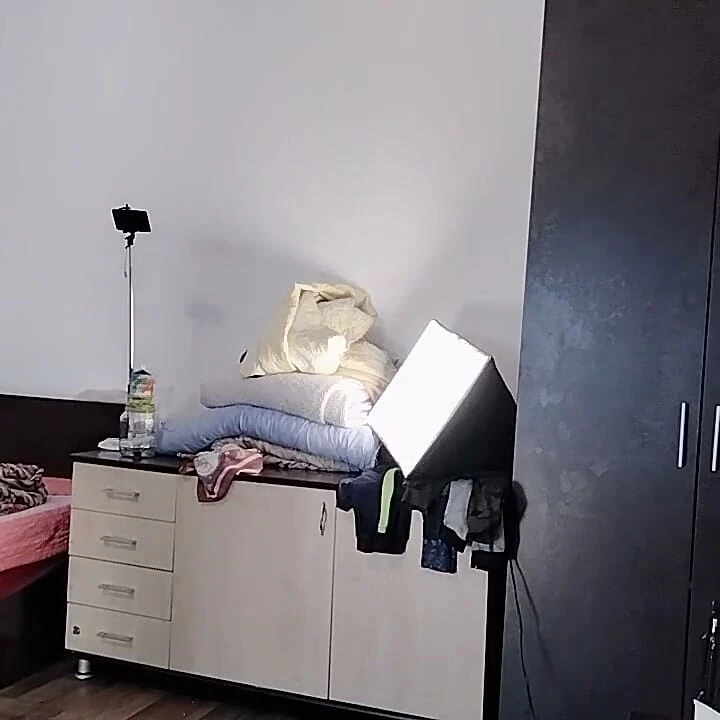 Seksi latin deniyor ve kıyafetlerini kesiyor
