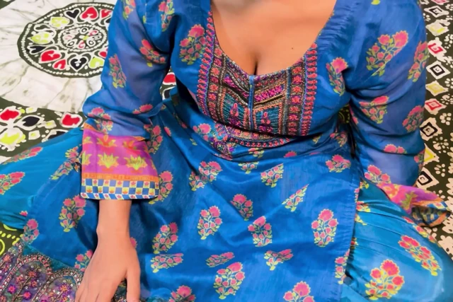Seksi Bhabhim benimle sikişmek için prezervatif istiyor