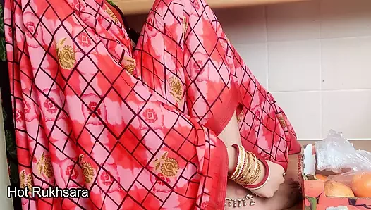 Hintli desi meyve satıcısı pazarlık için müşteri tarafından sert sikiliyor Hintçe ses