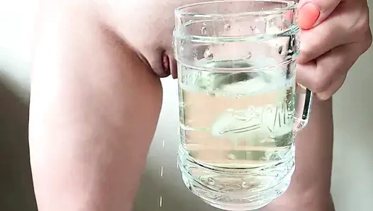 Bardağın içine işemeye çalışıyorum. Kolay olmadığı ortaya çıktı. =)