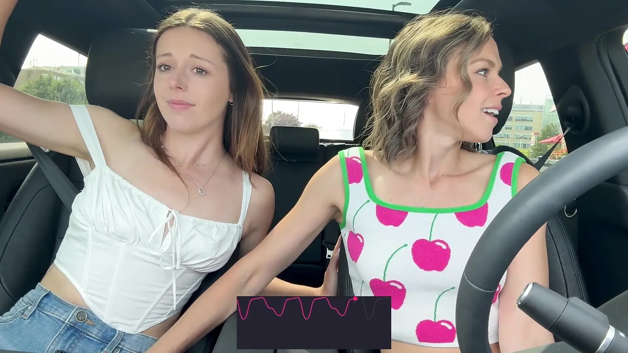 Nadia Foxx ve Serenity Cox tahrikte gür uzaktan kumandalı vibratör kullanıyor ve sert boşalıyor