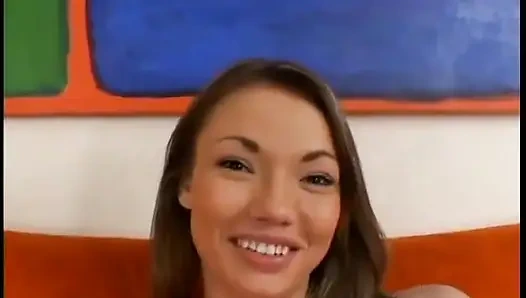 Azgın hatun sert bir yarağa güzel bir oral seks yapmaktan hoşlanıyor