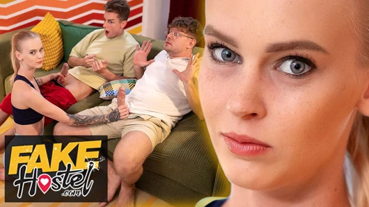 Fake hostel - genç kız üçlü grup seks sırasında ilk kez iki büyük yarağı sıkı amında sikiyor
