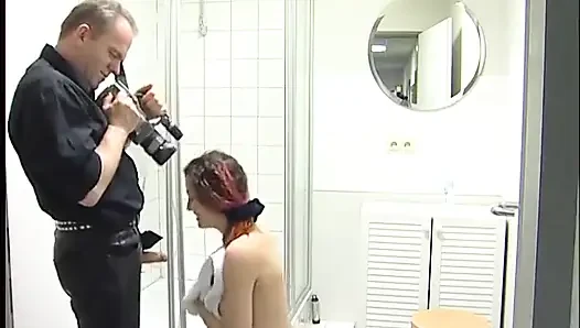 Sevimli genç kız duş alıyor ve yaşlı bir adamın yarağını yalıyor
