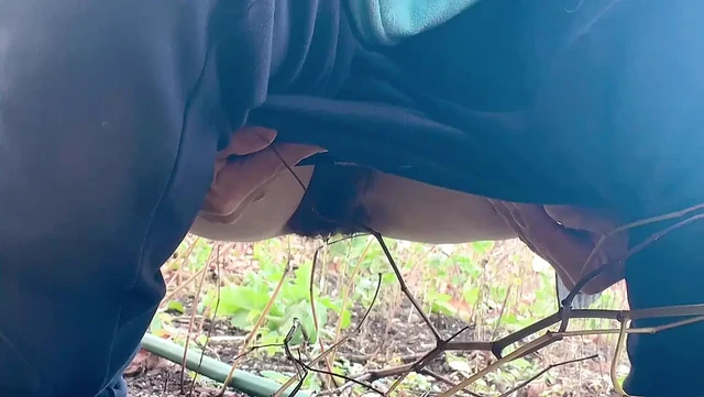 Amcık kıllı sidik suyu sevimli kız hana bahçeye yürüyor