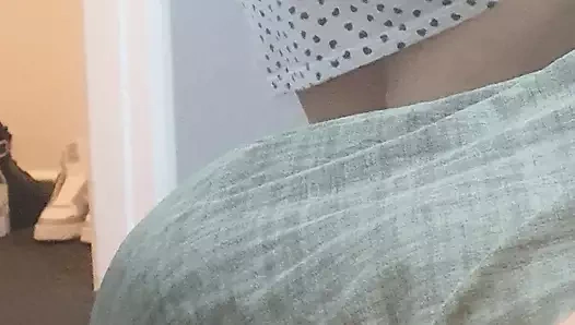 Mini elbisenin altında külotsuz üvey anne çıplakken üvey oğlunun odasını temizliyor