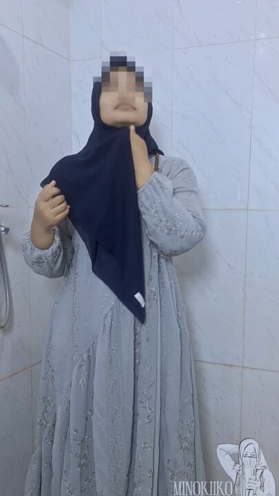 Hijab Sister in Law Clean Her Self After Making Out Behind Her Husband - Minokiiko