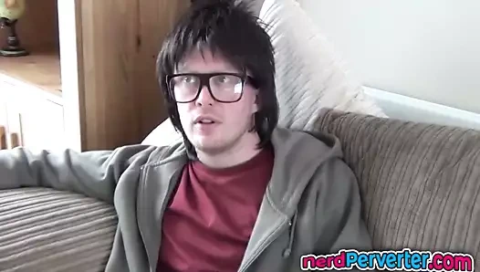 asosyal sürtük ineklerin yarağını emiyor