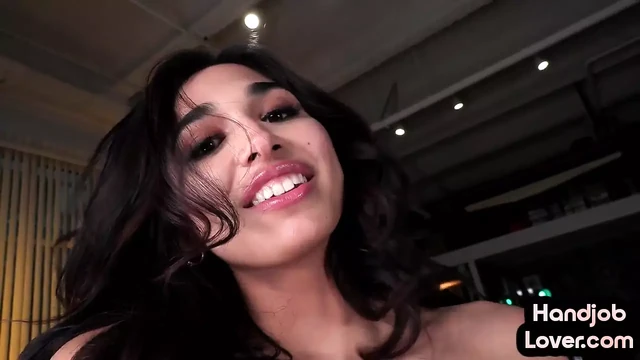 Дрочащая 21-летняя шлюшка дрочит член в грязном разговоре в видео от первого лица