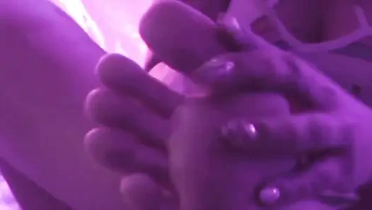 Genç kız mastürbasyon yaparken dildoyla oynamak için ayaklarını kullanıyor