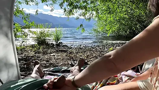 Göl kenarında öğleden sonra, açık havada mastürbasyon