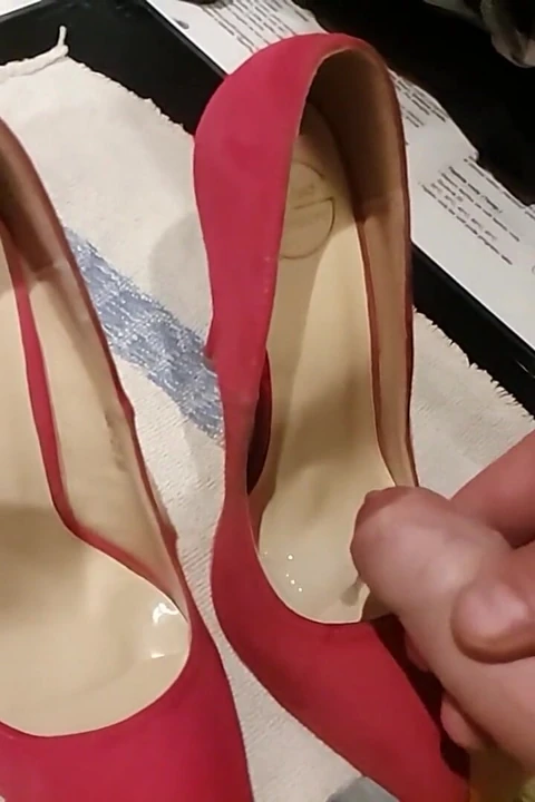 Kız arkadaşımın arkadaşının güzel ve seksi pompaları.