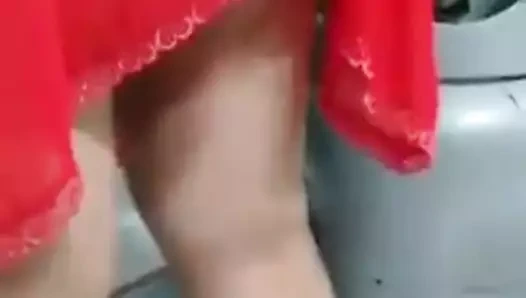 Levantando a saia da puta