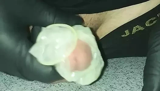 Arkadaşının kullanılmış prezervatifine mastürbasyon yapıyor