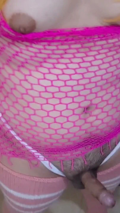 Sevimli Shemale Şişkin Meme Uçlarını Sağarak ve Sert Meme Tokatlayarak Kocaman Dildo ile | Klip 1