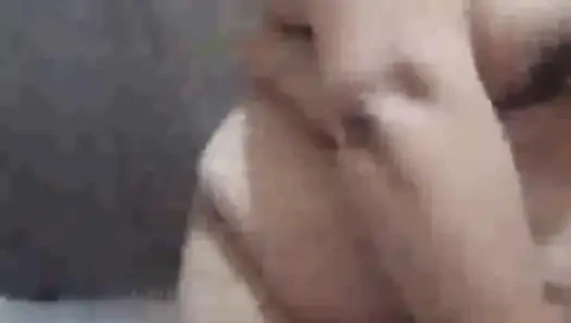 Gel ve iç çamaşırımı çıkarmamı ve seksi gecelikimi büyük kıvrımlı tombul bir zevkle takmamı izle