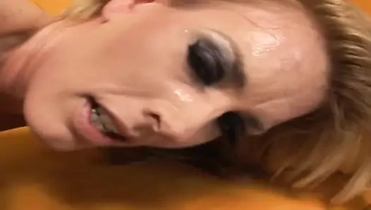 Irklararası orta yaşlı seksi kadınlar sahne 2_sexy büyük götlü sarışın orta yaşlı seksi kadın sıkı amına büyük siyah bir yarak alıyor