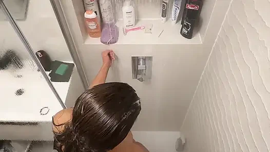 Röntgenci bakış açısı: minyon evli kadın duş alıyor ve tıraş oluyor