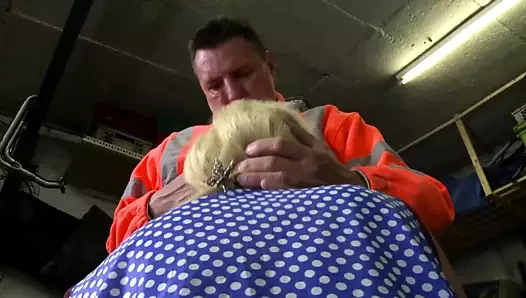 Dicke Milf fickt den Mechaniker um die Rechnung zu bezahlen