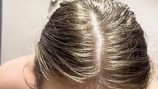 Diş teli genç diş fırçalıyor