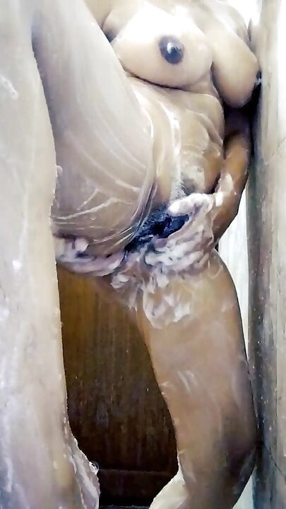 Ateşli riya – 18 yaşındaki üniversite tuvaletinde kıyafetlerini değiştiriyor