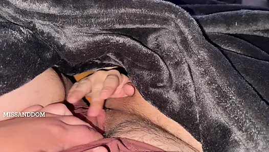 Büyük klitoris masc etüt ortasında okşanıyor