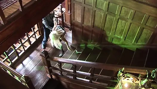 Göz kamaştırıcı sarışın domalarak sikilmeden önce bal deliğini yalatıyor