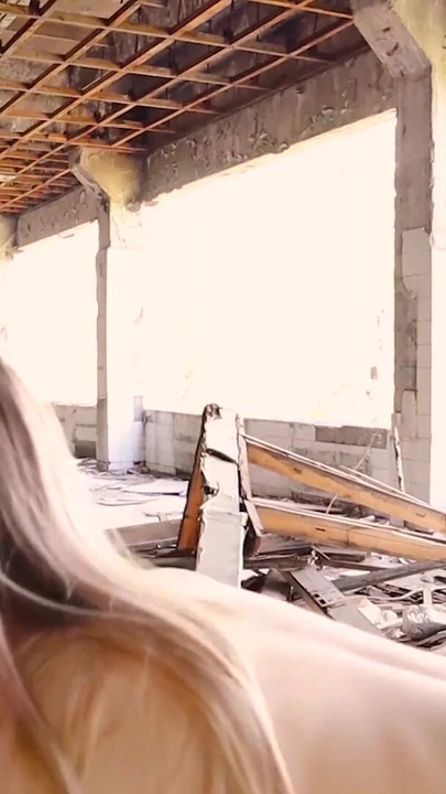 Terk edilmiş bir binada bir kız öğrenci ile güzel seks | Klip 1