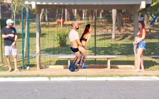 Otobüs durağında açık havada insanların ortasında seks çok fazla delilik