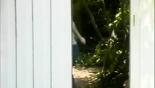 Güzel gençler büyük sert bir yarakla dudaklarından ve amlarından sikiliyor