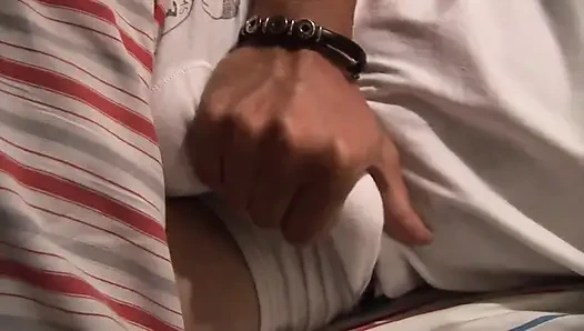 Edepsiz orta yaşlı seksi kadın mastürbasyon yapan üvey oğlunu yarağını sıvazlarken gözetliyor ve boşalıyor