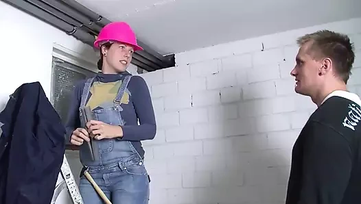 Büyük memeli bir işçi götten sikiliyor