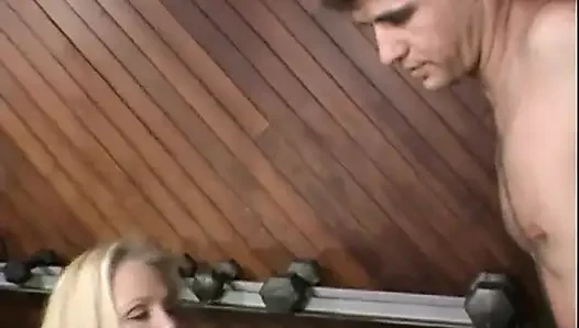 Çılgın çıplak erkek spor salonu stajyeri oyuncaklarla eğitmenin amını ve götünü sikiyor