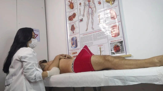 Hemşire ilk hastasını ereksiyona alıyor!