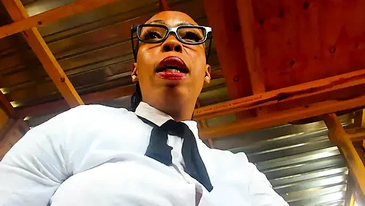 Kütüphanede porno oynadığı için sapık adamı cezalandıran rol yapma