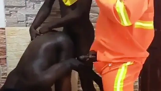 İlk biseksüel üçlü grup seksim sıkı deliğimi sikiyor.