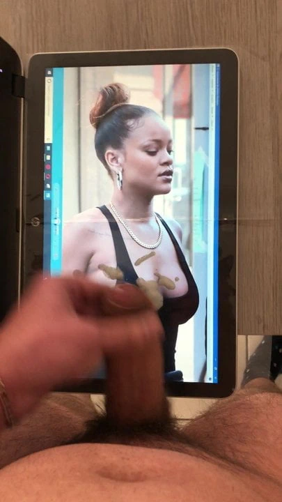 Rihanna sütyensiz boşalma haraç