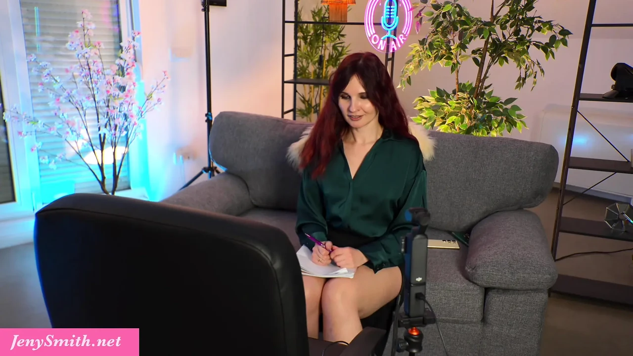 Gorąca milf Jeny Smith zatrudniła nauczyciela do praktyki angielskiego, ale w końcu masturbuje się przed nim przed kamerą internetową!