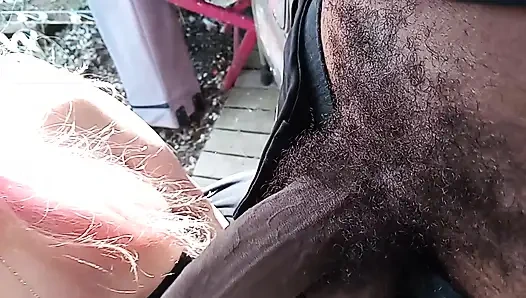 Ev hanımı iş yerinde siyah adam mover ırklararası sakso çekiyor