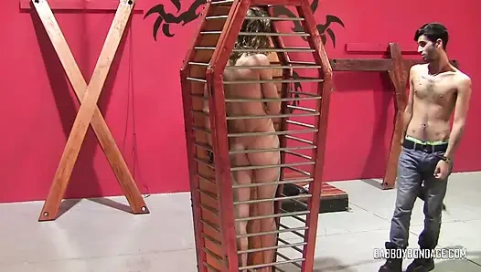 Onun flogger koleksiyonunu kullanıyor