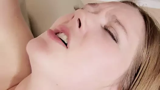 Sarışın ve esmer lezbiyen çift yalamak ve birbirlerinin seksi vücutlarını sikmek için olsun