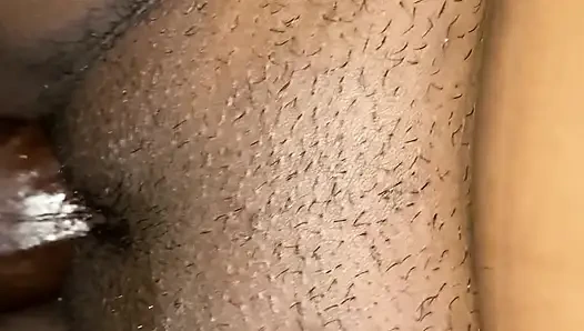 İçine boşalana kadar komşumun şişman ıslak amını sikiyorum ve parmaklıyorum