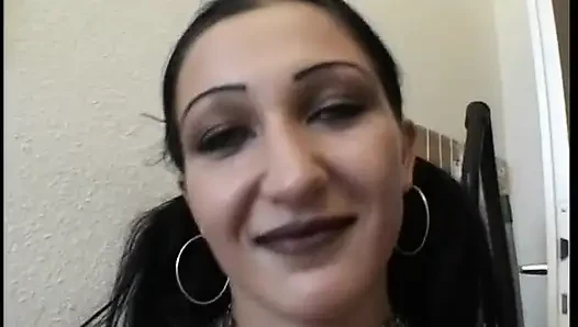 Sevimli kızdan vücudunu göstermesi isteniyor ve uyum gösteriyor