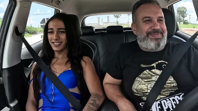 Pamela Rodrigues fortaleza, ceará'da kaya gibi bir yarağı gösteriyor ve binerken boşalıyor