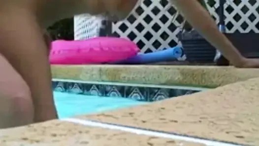 Brandon'ın ıslak havuz macerası