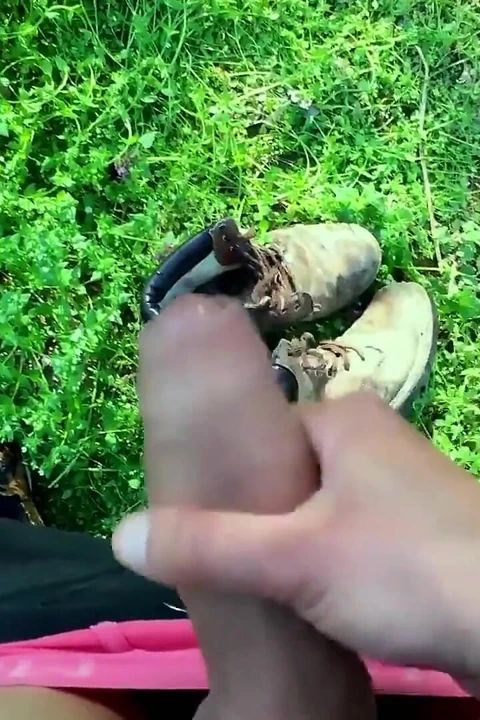 Kullanılmış çizmelere ereksiyon ve boşalma ile sünnetsiz yarak sidik ve açık havada bakış açısı